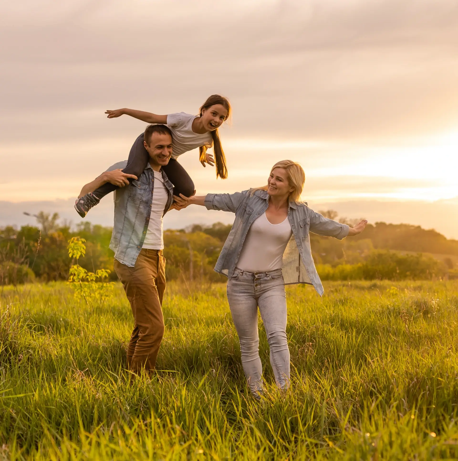 Fotografia de de um familia se divertindo em uma área verde